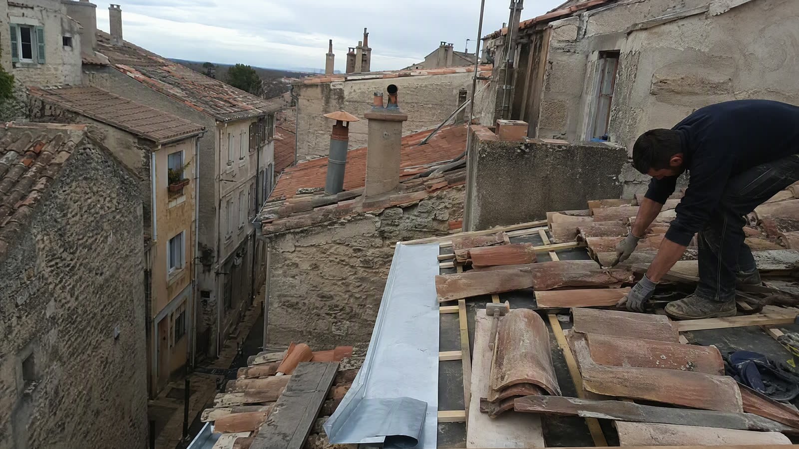 Réfection d'une toiture en tuiles canal de récupération dans un centre ancien gardois