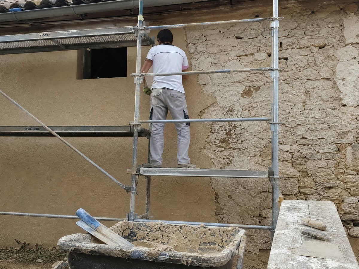 Ravalement à la chaux — maison en pierre, Uzès