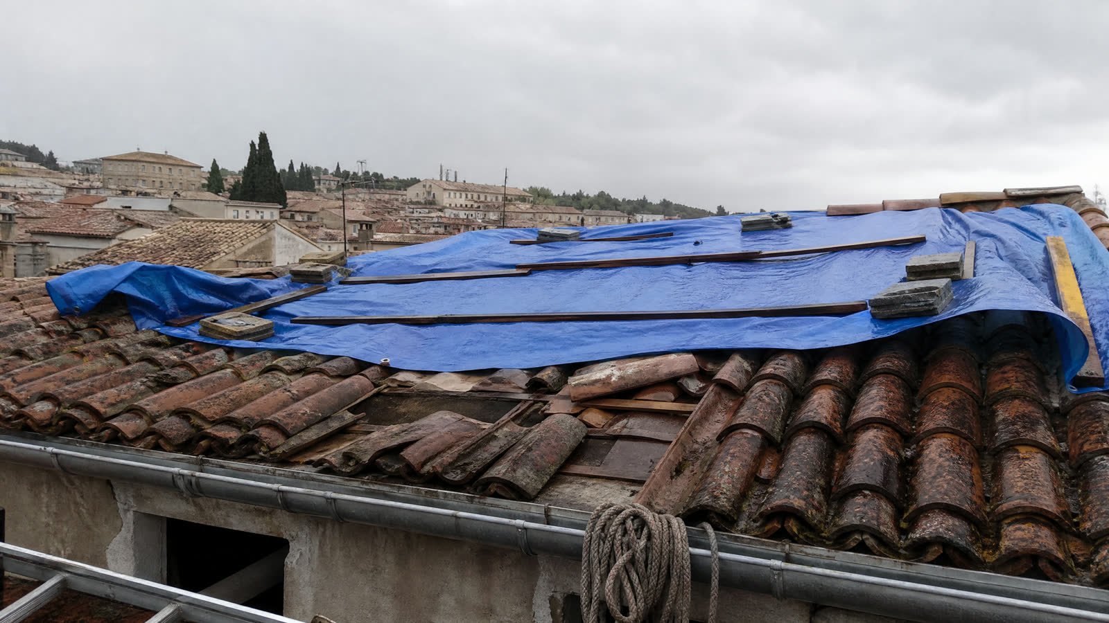 Toiture nîmoise sous un ciel d'orage cévenol