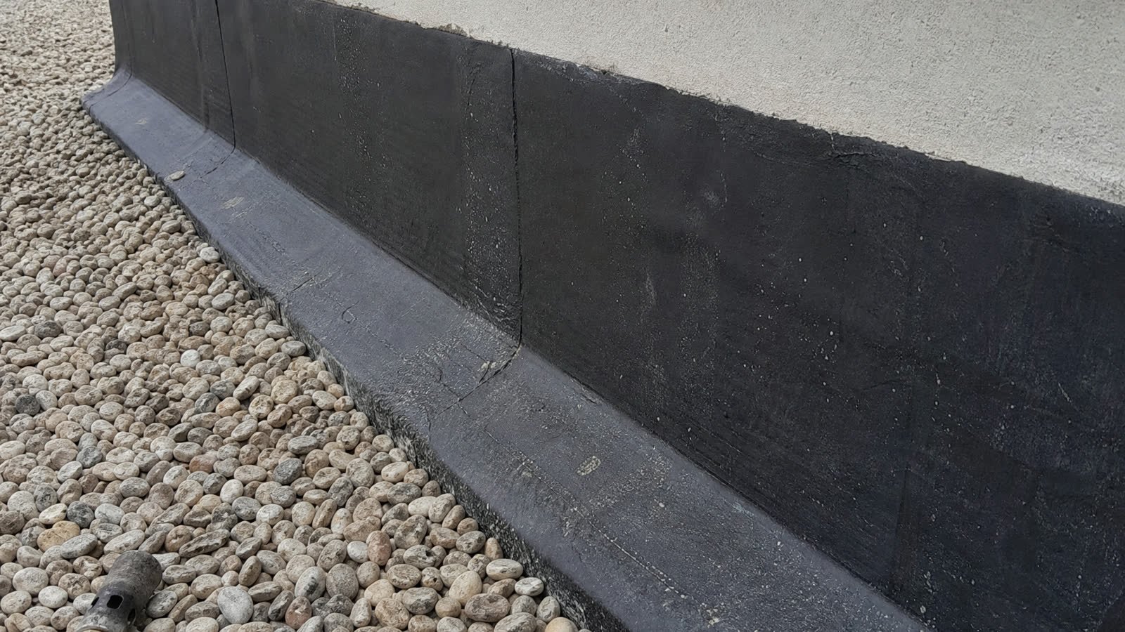 Pose d'une membrane d'étanchéité sur un toit-terrasse — détail du chantier