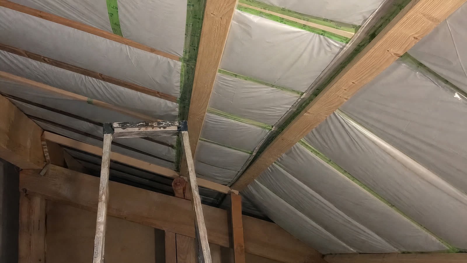 Soufflage d'isolant dans des combles perdus — détail du chantier