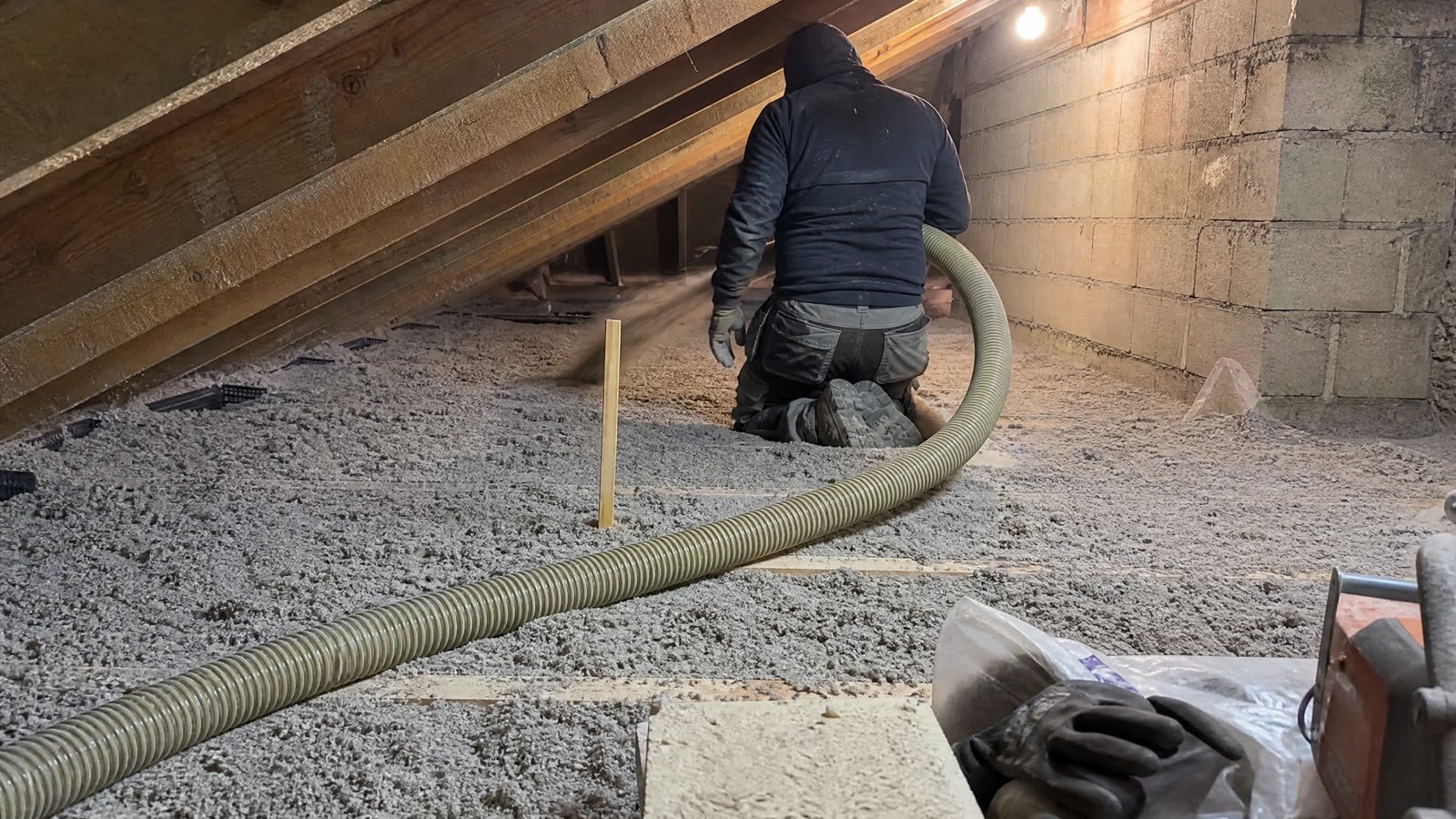 Pose de panneaux isolants en sarking sur une toiture — détail du chantier