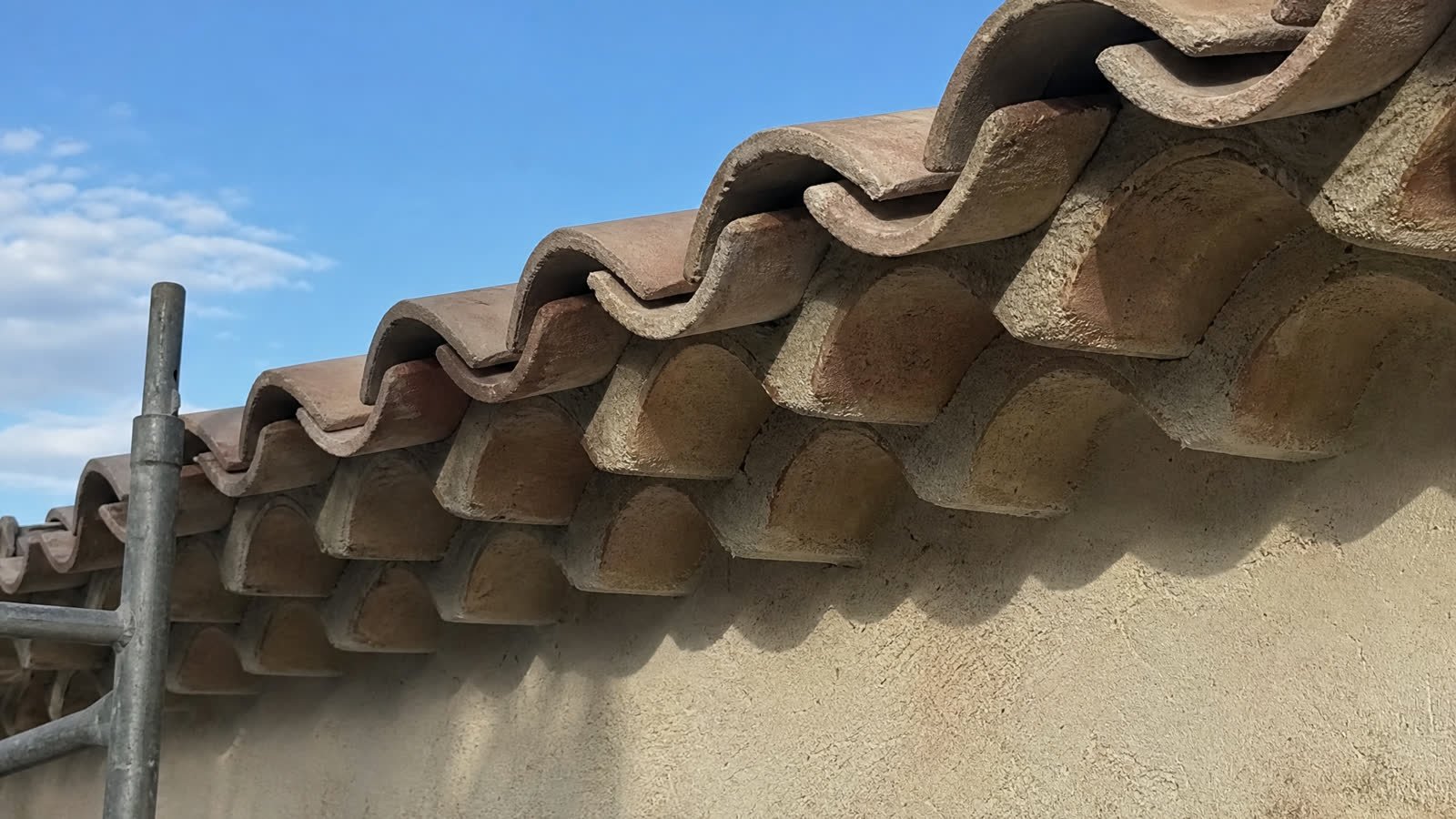 Ravalement de façade en enduit à la chaux sur une maison en pierre — détail du chantier