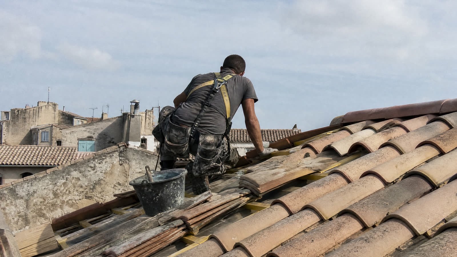 Bâchage de toiture en urgence après un épisode orageux — détail du chantier