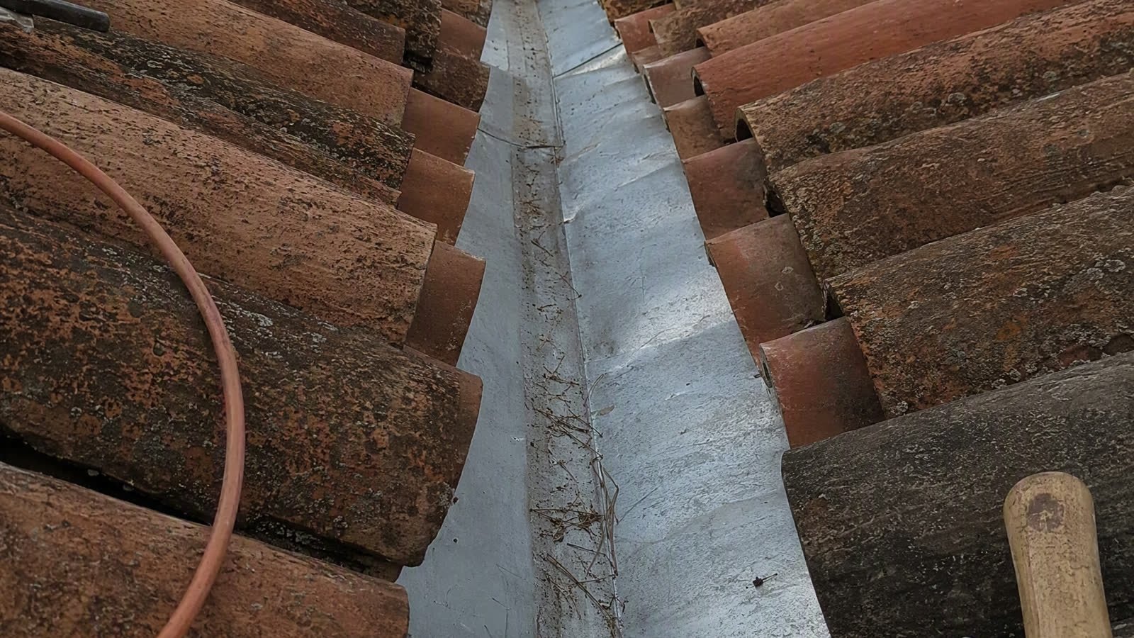 Pose de gouttière en zinc sur une maison nîmoise — détail du chantier