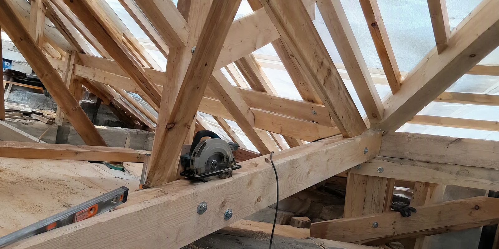 Charpente traditionnelle en bois massif en cours de pose