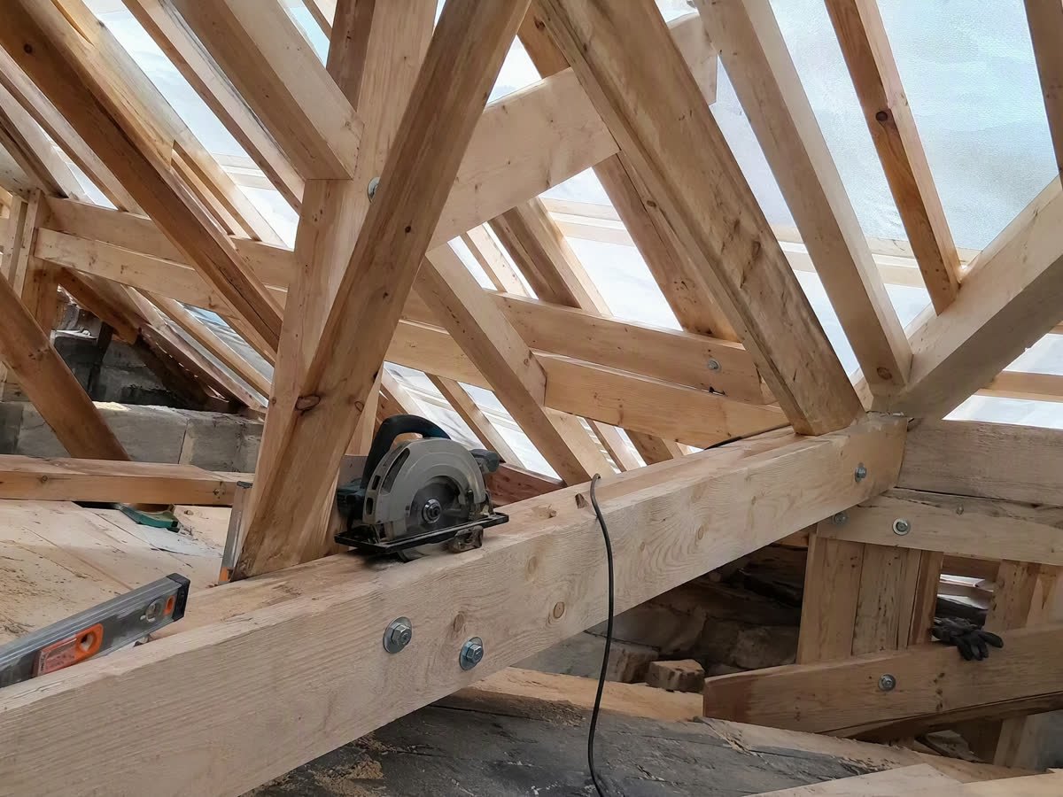 Charpente traditionnelle en bois massif en cours de pose
