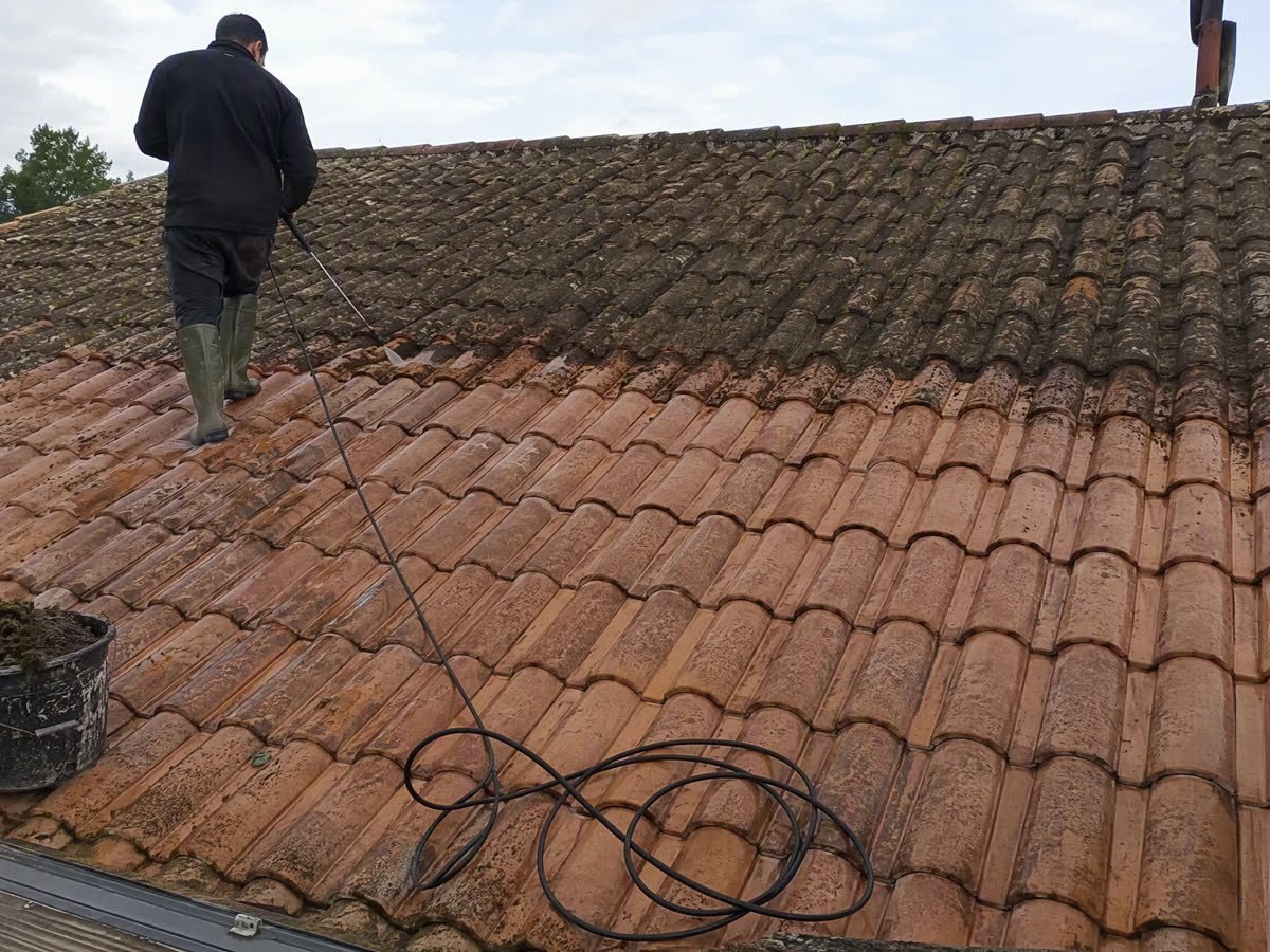 Nettoyage basse pression et démoussage d'une toiture en tuiles