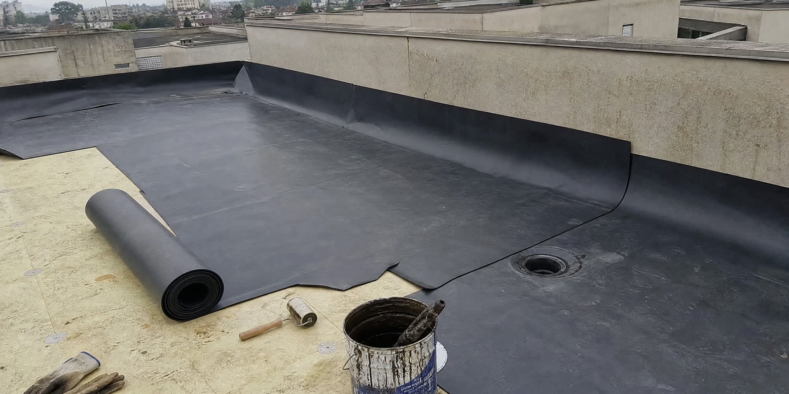 Pose d'une membrane d'étanchéité sur un toit-terrasse