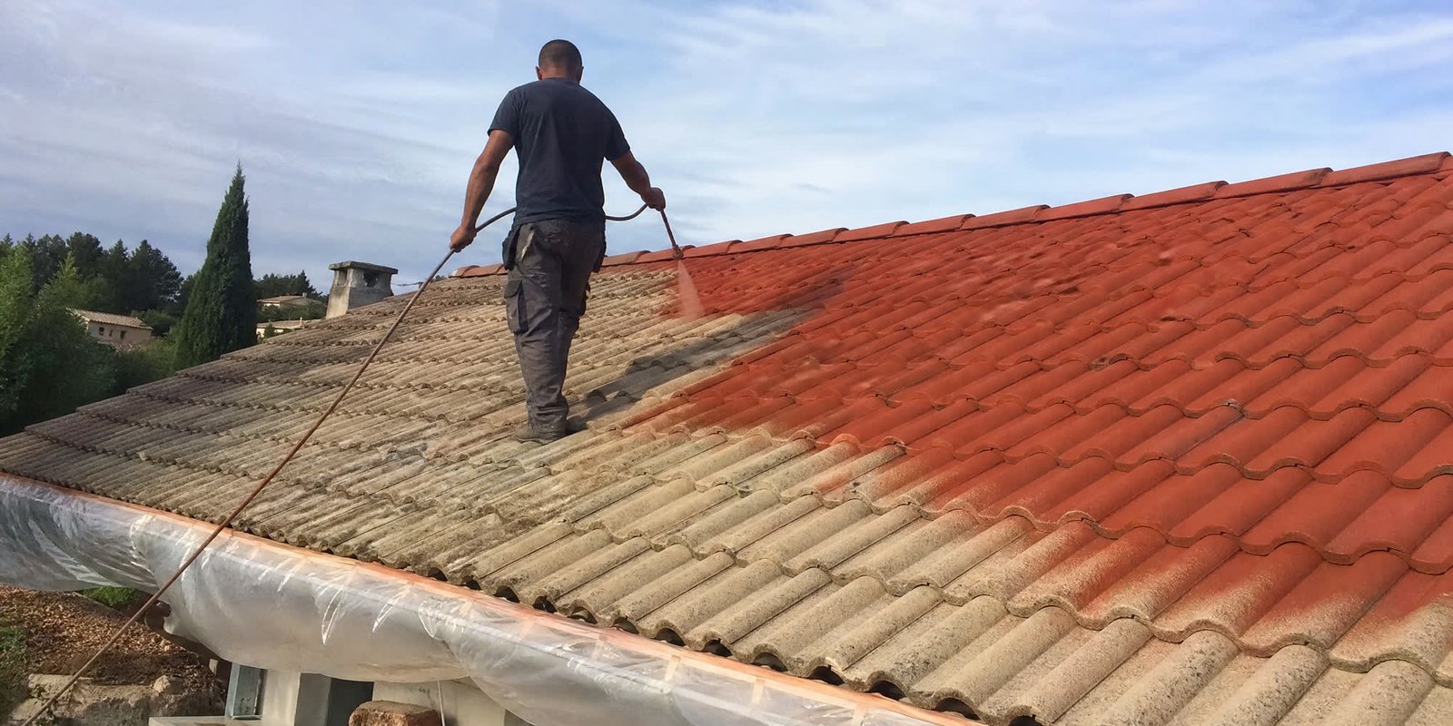 Application d'un hydrofuge coloré sur une toiture en tuiles