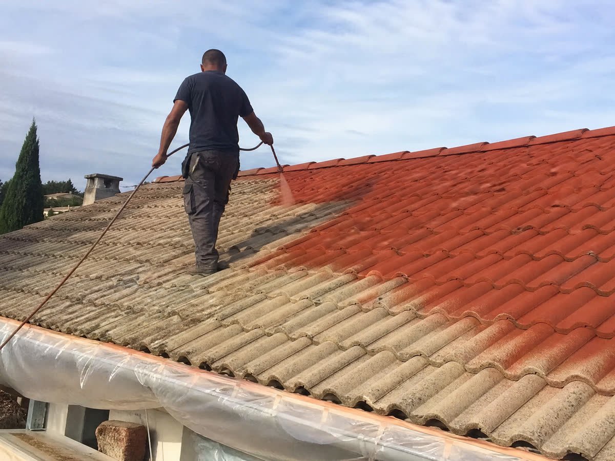 Application d'un hydrofuge coloré sur une toiture en tuiles