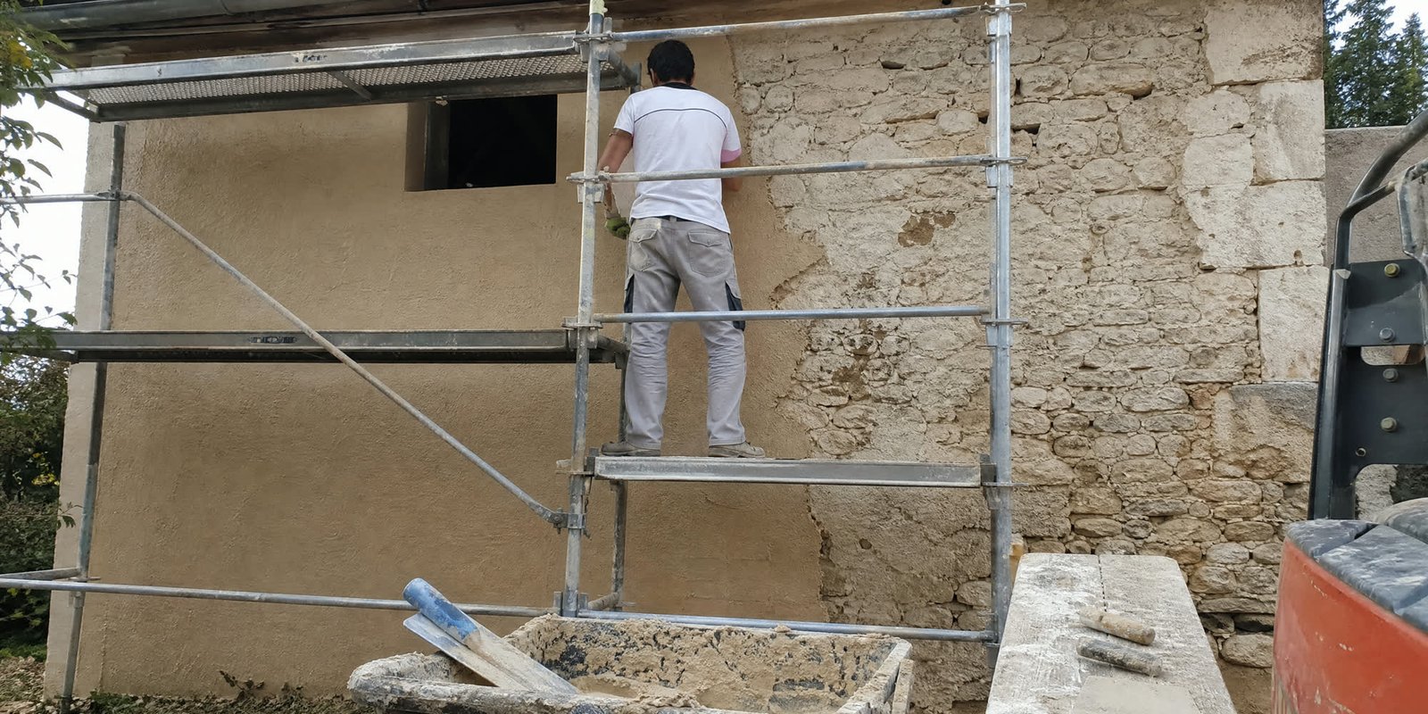 Ravalement de façade en enduit à la chaux sur une maison en pierre