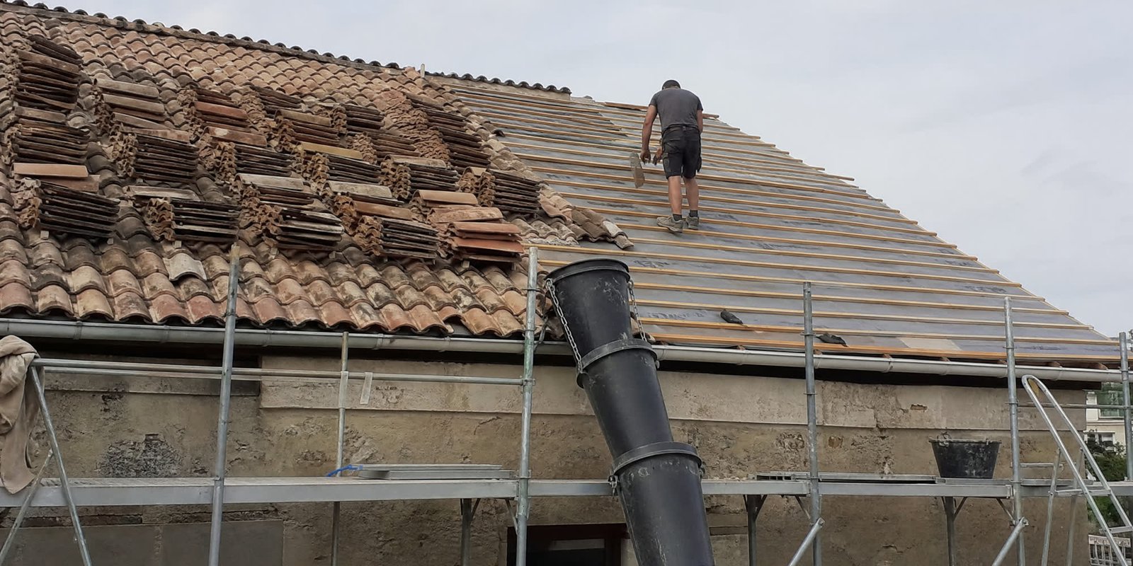 Chantier de réfection de toiture en tuiles canal à Nîmes