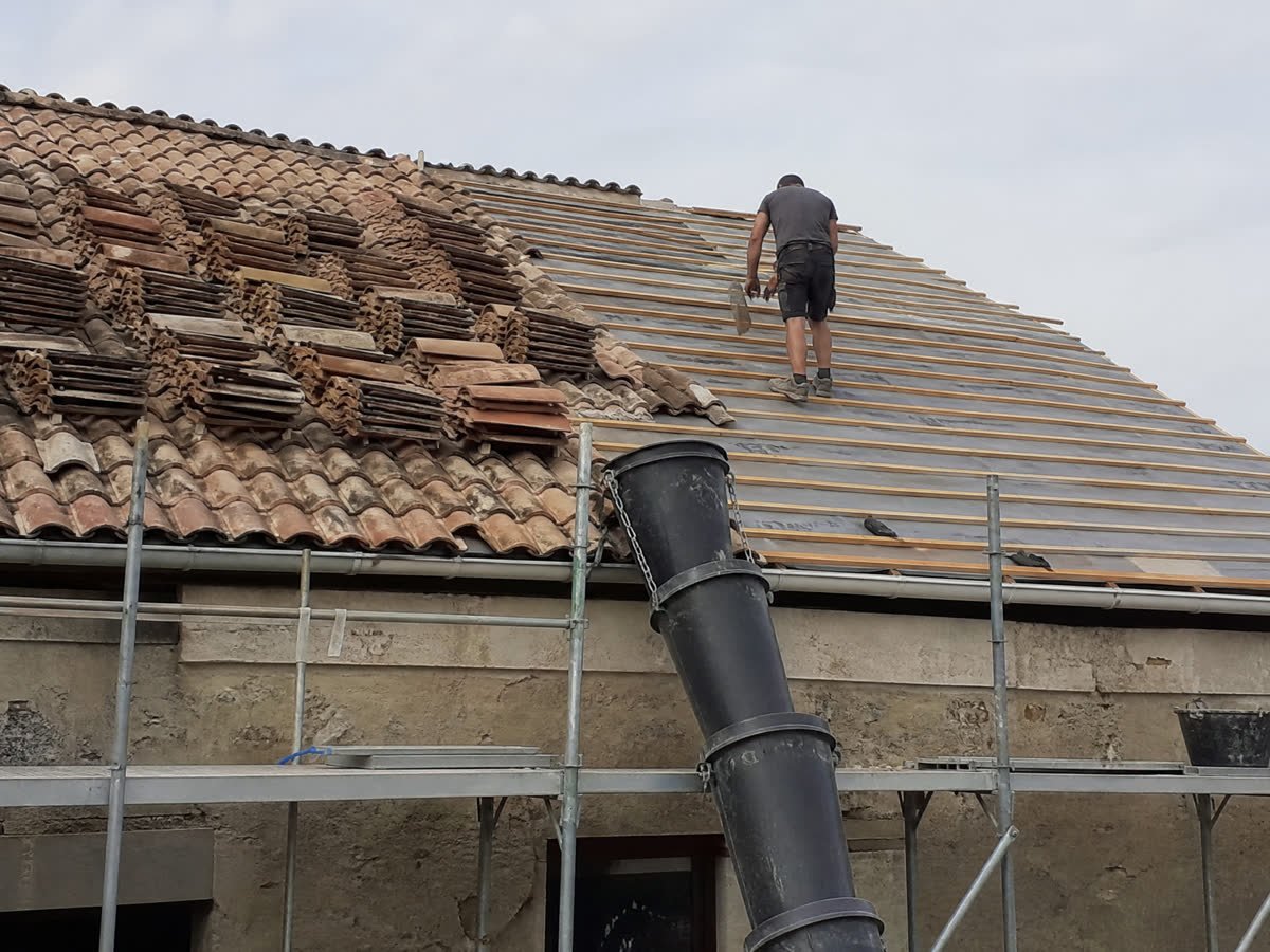Chantier de réfection de toiture en tuiles canal à Nîmes