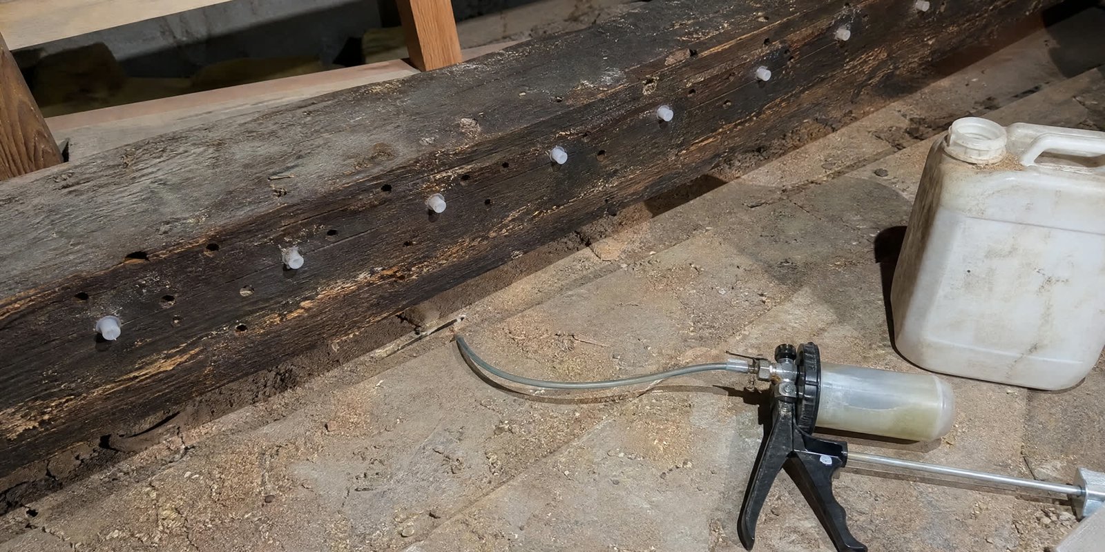 Traitement par injection d'une charpente en bois
