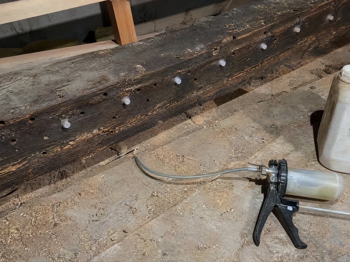 Traitement par injection d'une charpente en bois