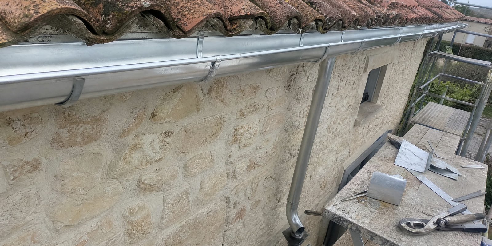 Pose de gouttière en zinc sur une maison nîmoise