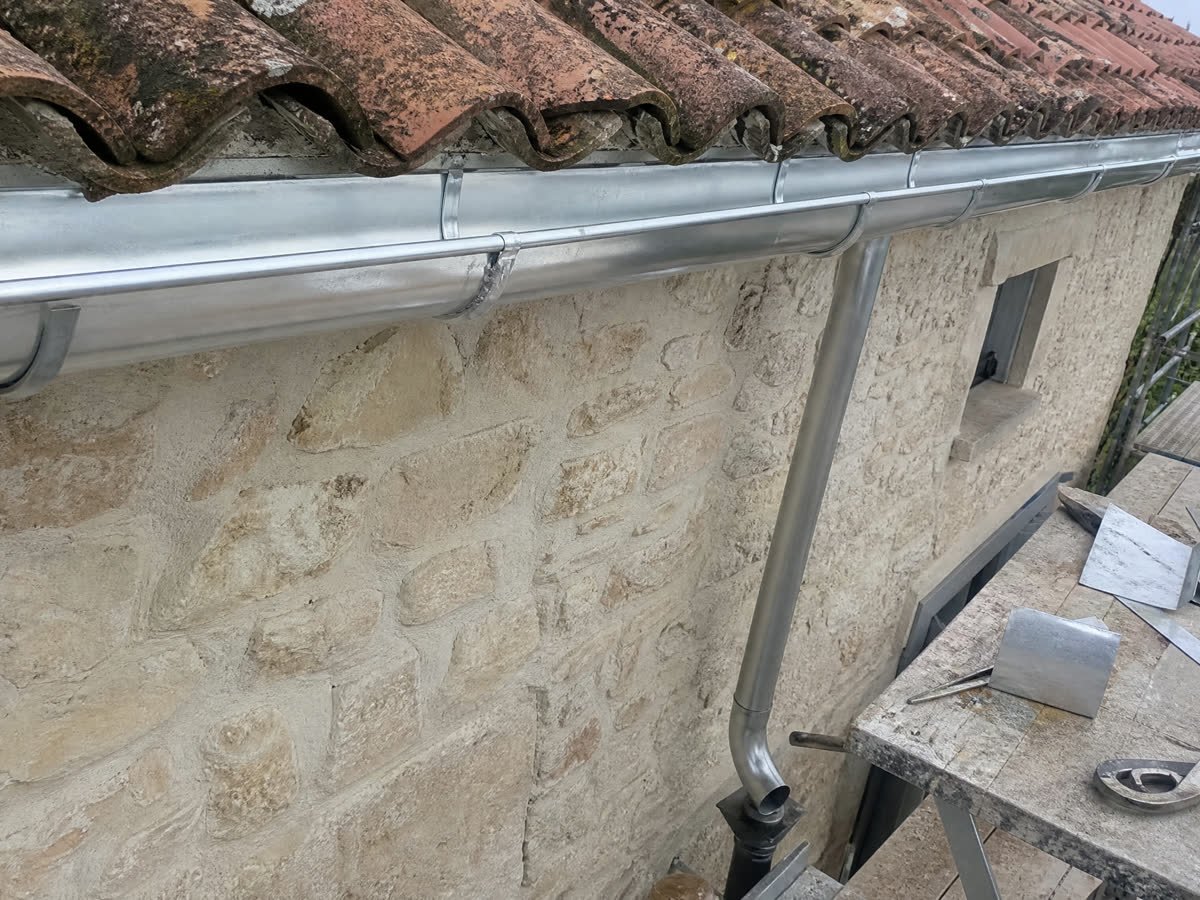 Pose de gouttière en zinc sur une maison nîmoise
